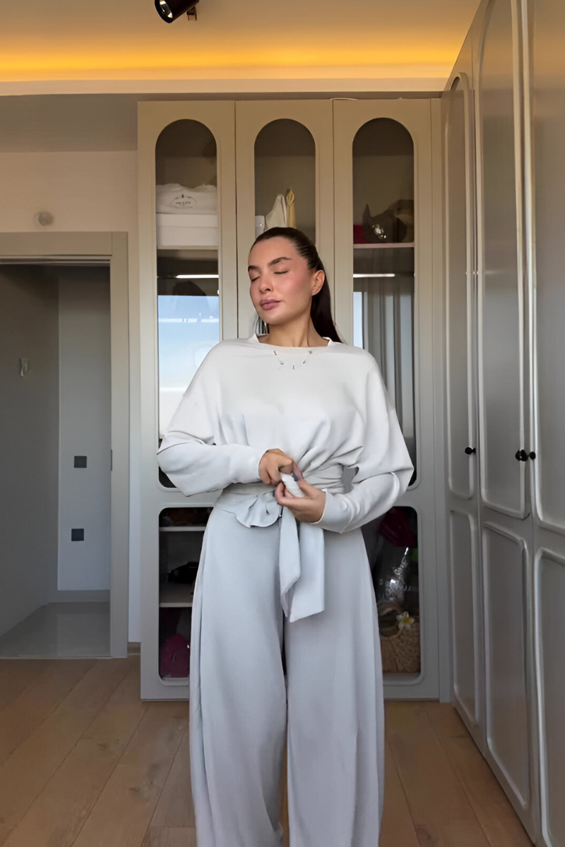 Arvia™ | Chik lounge set med knytdetalj