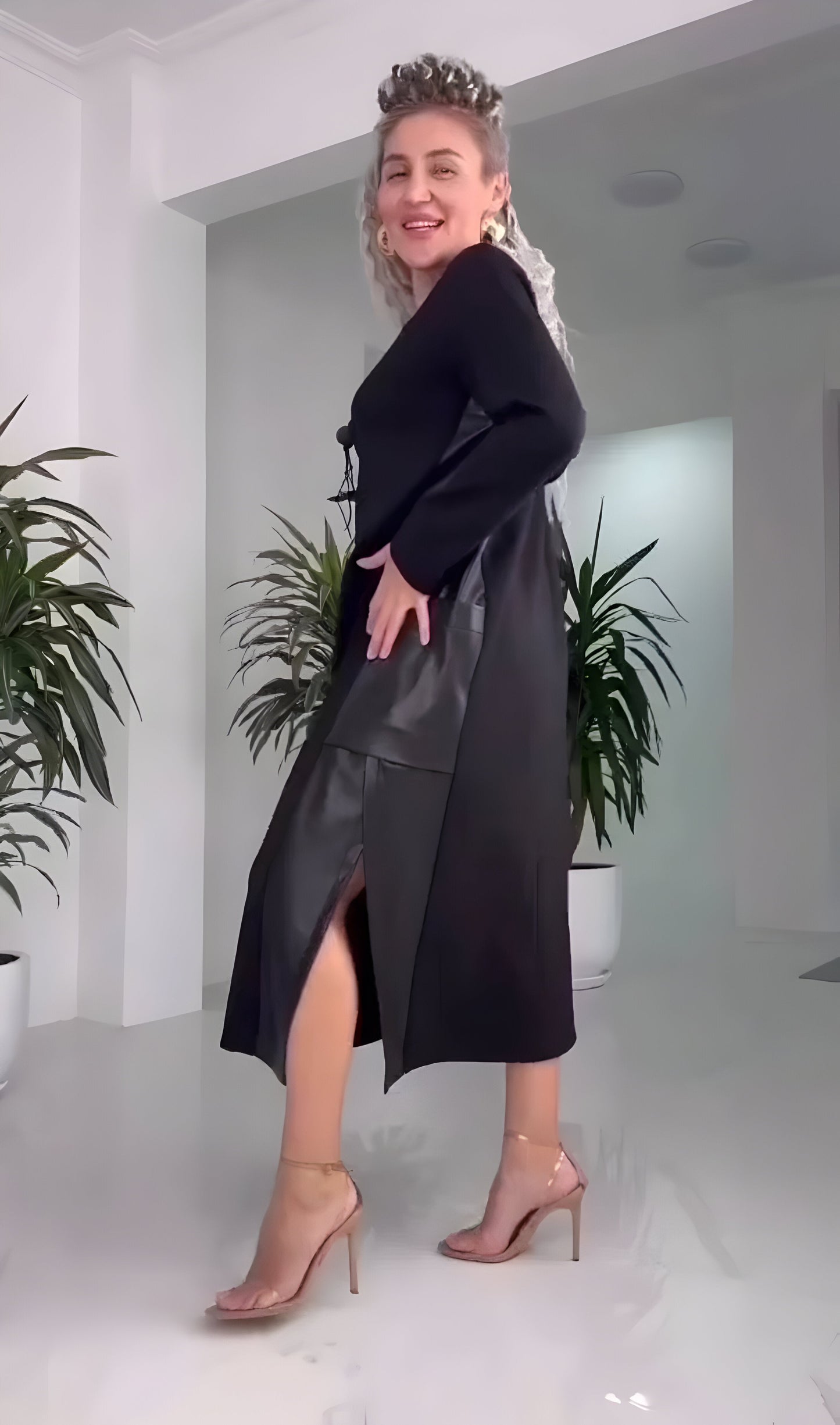 Narell™ | Elegant Midiklänning med Slits och Läderdetaljer