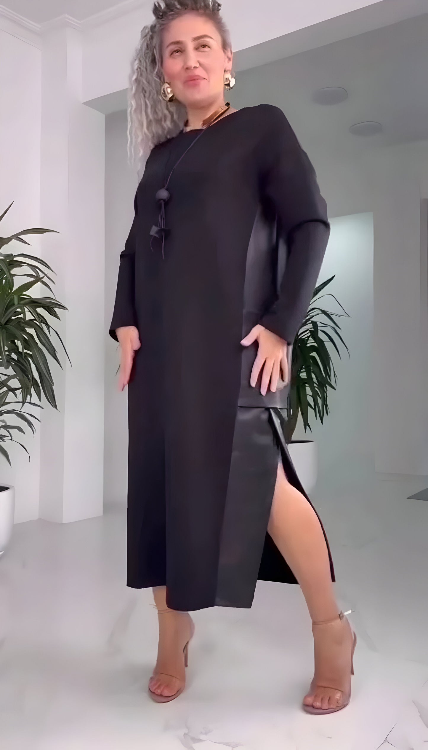 Narell™ | Elegant Midiklänning med Slits och Läderdetaljer