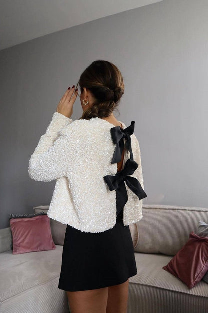 Noria™ | Modern chic blus med knytaccent